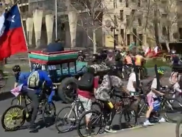 Huasos por el Rechazo y ciclistas del Apruebo protagonizan altercado en la Alameda: carreta atropelló a grupo de personas