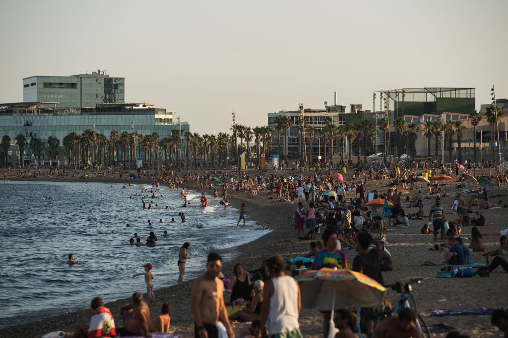 Alta presencia de turistas en la playa de Barcelona