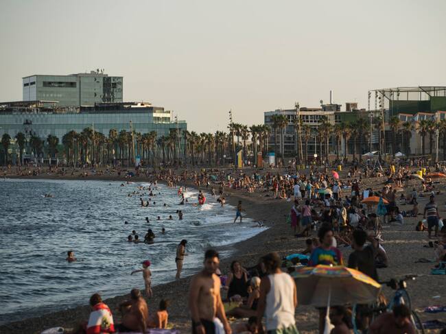 Alta presencia de turistas en la playa de Barcelona