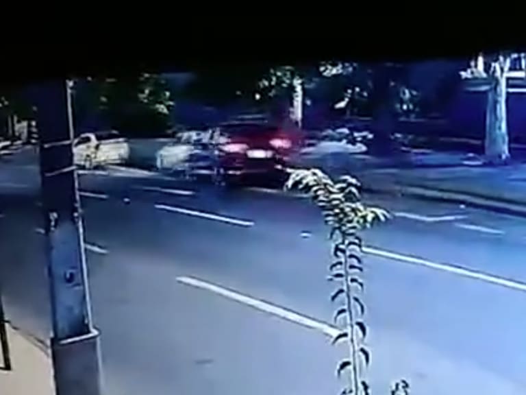 A exceso de velocidad y en estado de ebriedad: Liberan imágenes de choque que dejó a una mujer detenida en Providencia