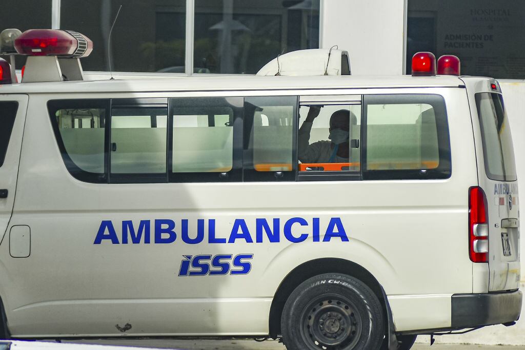 Ambulancia transporta a paciente con covid-19 en San Salvador