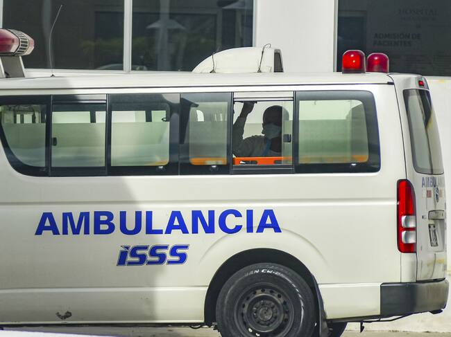 Ambulancia transporta a paciente con covid-19 en San Salvador