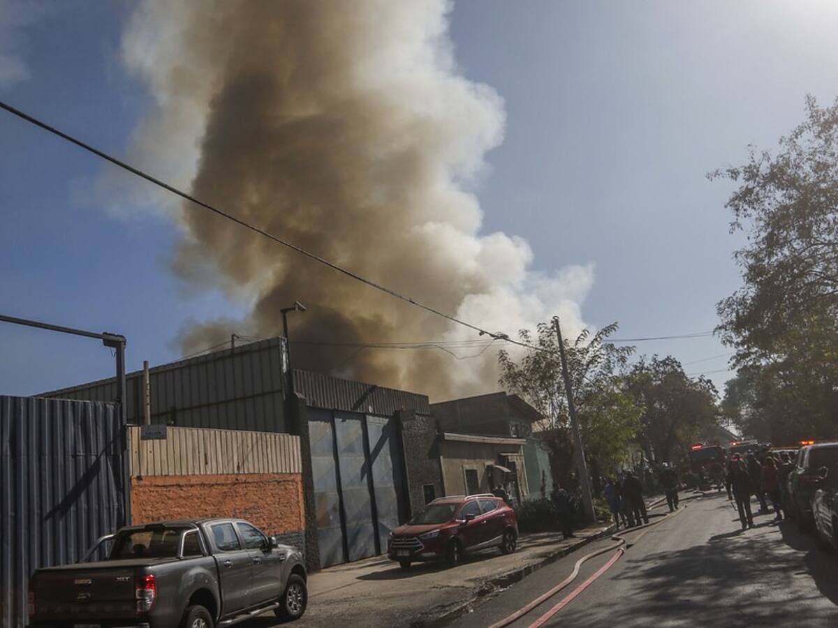 Alcalde Delgado confirmó que personas con Covid positivo serán trasladadas a hoteles sanitarios tras incendio en cité de Estación Central