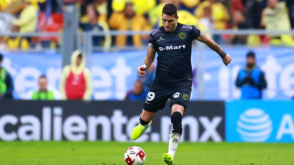 MEXICO CITY, MEXICO - FEBRUARY 01: Bruno Romo #19 of FC Juarez kicks the ball during the 4th round match between America and FC Juarez as part of the Torneo Clausura 2020 Liga MX at Azteca Stadium on February 01, 2020 in Mexico City, Mexico. (Photo by Hector Vivas/Getty Images)