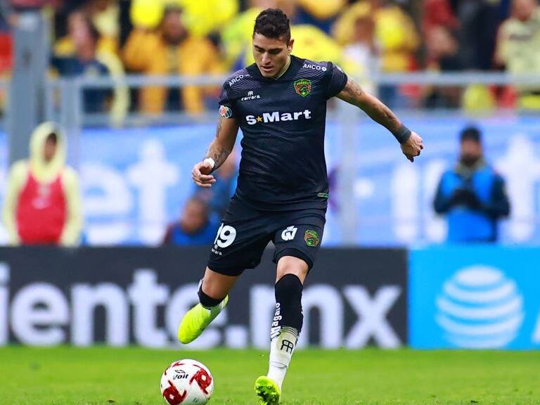 MEXICO CITY, MEXICO - FEBRUARY 01: Bruno Romo #19 of FC Juarez kicks the ball during the 4th round match between America and FC Juarez as part of the Torneo Clausura 2020 Liga MX at Azteca Stadium on February 01, 2020 in Mexico City, Mexico. (Photo by Hector Vivas/Getty Images)