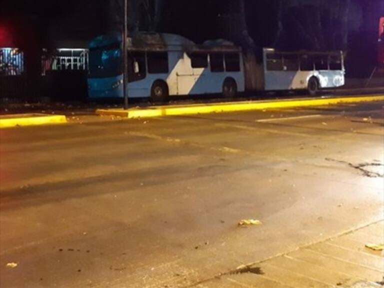 Encapuchados quemaron bus del Transantiago con bombas molotov