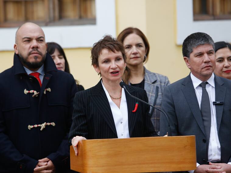 31 DE MAYO DE 2024 / SANTIAGO
La ministra del Interior y Seguridad Pública, Carolina Tohá, junto con los subsecretarios del Interior, Manuel Monsalve; Prevención del Delito, Eduardo Vergara; y la subsecretaria de Desarrollo Regional y Administrativo, Francisca Perales; y la Alcaldesa de Quinta Normal Karina Delfino presenta la Cuenta Pública Participativa 2024 de la cartera, dando a conocer los avances del ministerio durante el último año.
FOTO: DIEGO MARTIN /AGENCIAUNO
