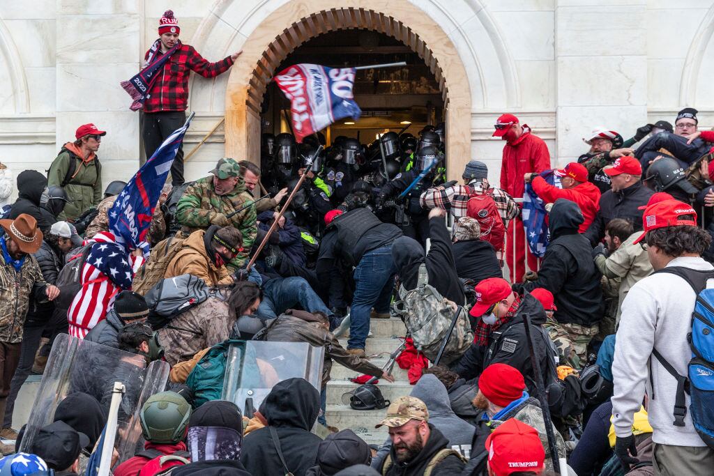 Policías intentan frenar el ataque de ultraderechistas al Capitolio de EEUU