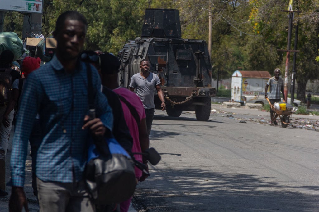 Un vehículo blindado de la Policía de Haití vigila las calles de la ciudad de Puerto Príncipe, donde las bandas criminales desatan una ola de violencia.