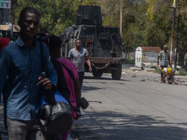 Un vehículo blindado de la Policía de Haití vigila las calles de la ciudad de Puerto Príncipe, donde las bandas criminales desatan una ola de violencia.
