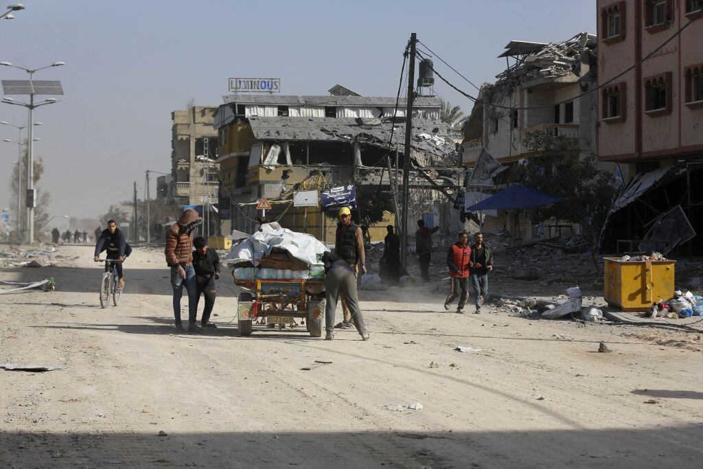 Palestinos buscan refugio en medio de los continuos ataques aéreos de las fuerzas de Israel sobre las diferentes zonas de la Franja de Gaza.