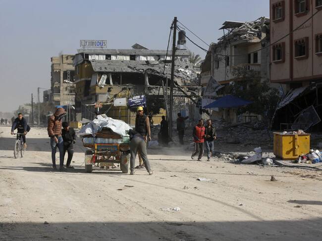 Palestinos buscan refugio en medio de los continuos ataques aéreos de las fuerzas de Israel sobre las diferentes zonas de la Franja de Gaza.