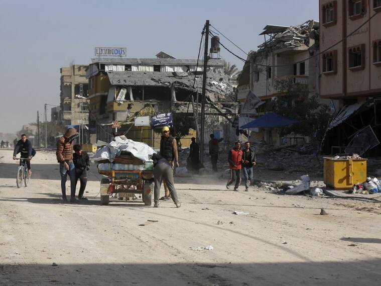 Palestinos buscan refugio en medio de los continuos ataques aéreos de las fuerzas de Israel sobre las diferentes zonas de la Franja de Gaza.