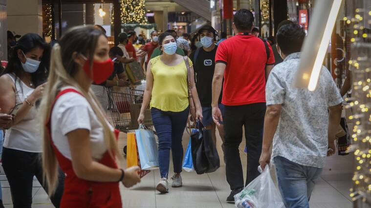 8 de diciembre del 2020/SANTIAGOCientos de personas llegan hacer las últimas compras de Navidad, en el centro comercial Costanera Center, en la comuna de Providencia, a solo un día en que la región Metropolitana, entre a fase dos.
FOTO: SEBASTIAN BELTRAN GAETE/AGENCIAUNO