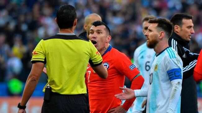 Argentina's Lionel Messi (R) and Chile's Gary Medel talks to Paraguayan referee Mario Diaz de Vivar after sending them off during the Copa America football tournament third-place match at the Corinthians Arena in Sao Paulo, Brazil, on July 6, 2019. (Photo by Nelson ALMEIDA / AFP) (Photo credit should read NELSON ALMEIDA/AFP via Getty Images)