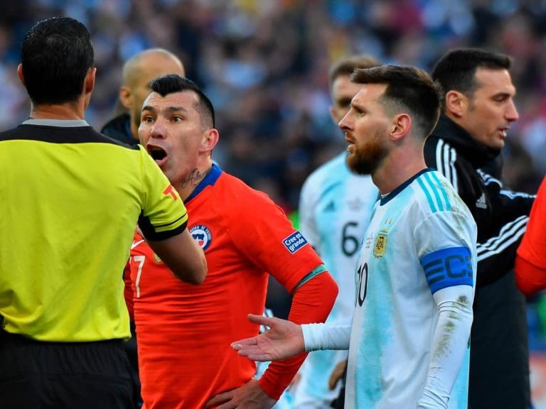 Argentina&#039;s Lionel Messi (R) and Chile&#039;s Gary Medel talks to Paraguayan referee Mario Diaz de Vivar after sending them off during the Copa America football tournament third-place match at the Corinthians Arena in Sao Paulo, Brazil, on July 6, 2019. (Photo by Nelson ALMEIDA / AFP)        (Photo credit should read NELSON ALMEIDA/AFP via Getty Images)