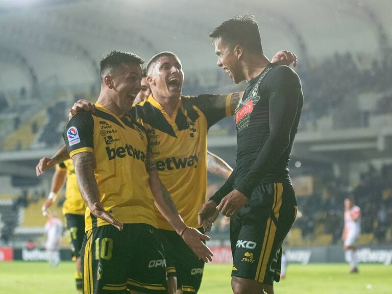 Coquimbo Unido dejó de ser el colista en el Campeonato Nacional con soberbia victoria sobre Cobresal en el Sánchez Rumoroso