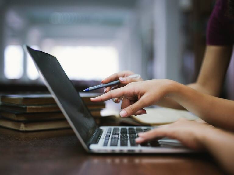 Cómo postular a los cursos gratuitos que ofrece Sence en materias como ciberseguridad e Inteligencia Artificial