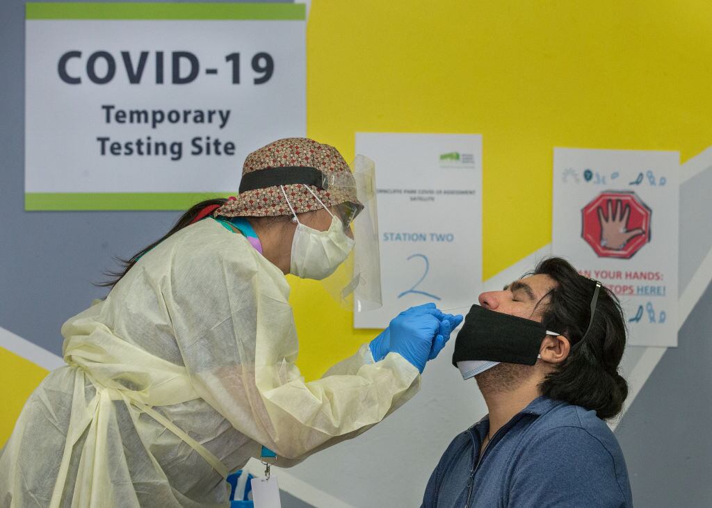 Trabajadora de la salud realiza un examen PCR en Toronto