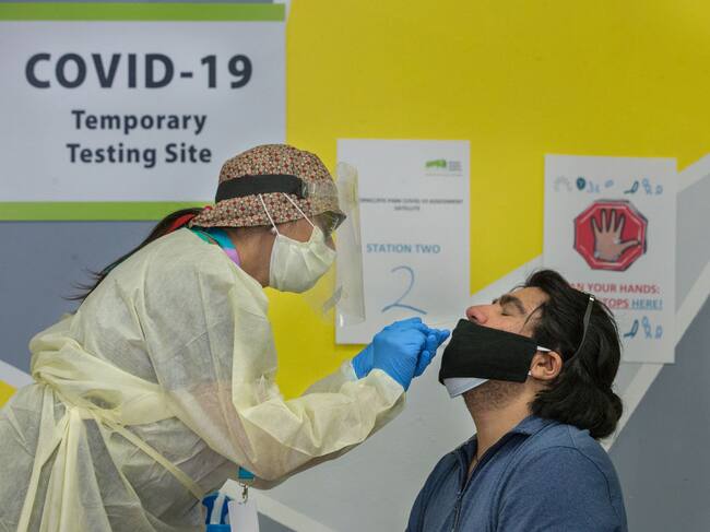 Trabajadora de la salud realiza un examen PCR en Toronto