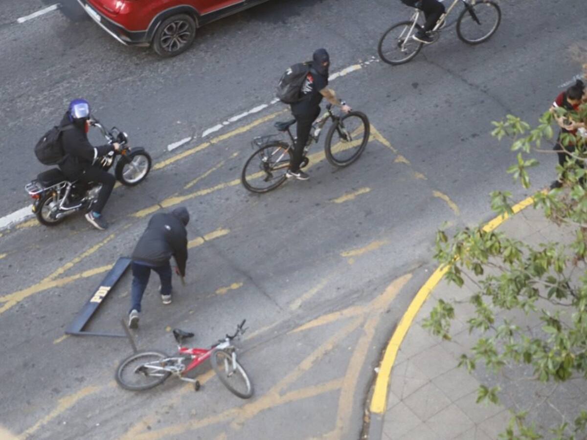 Grupo de encapuchados atacó cuartel general de la PDI con objetos contundentes