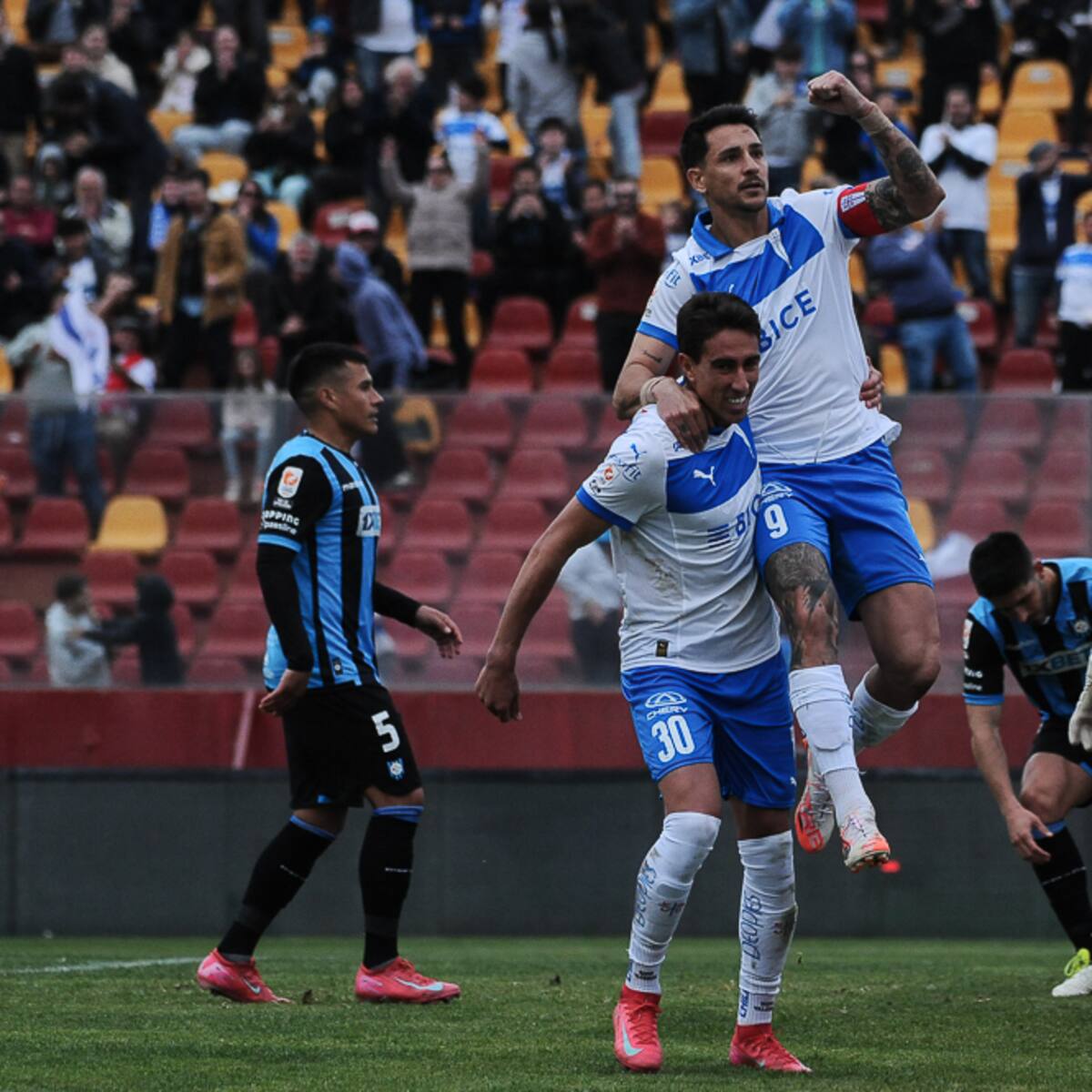 ¿Se comienza a recuperar? Universidad Católica vence a Huachipato y sube posiciones en el Campeonato Nacional