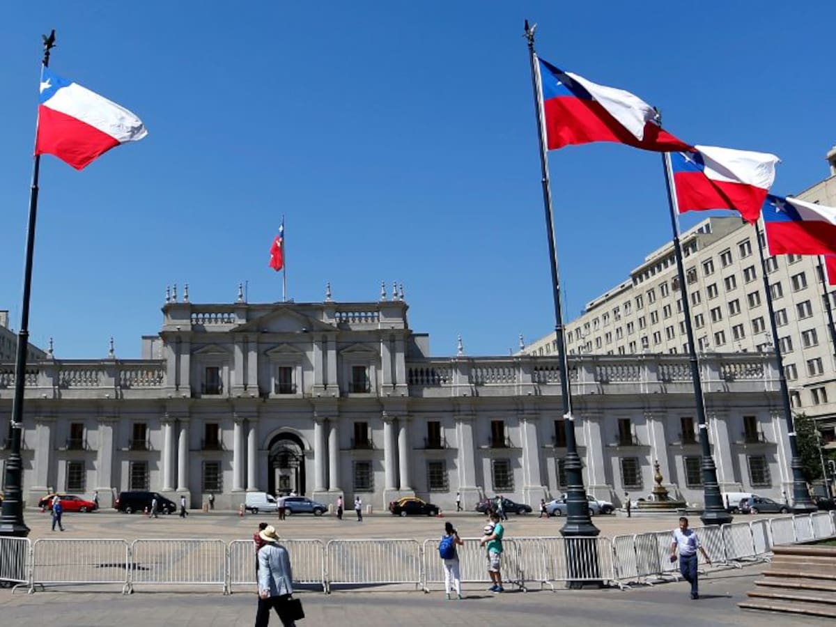 Contraloría detecta irregularidades en millonarios contratos entre Segegob y Cadem, Criteria, la UDD, la UC y Fases Asesoría entre 2020 y 2021