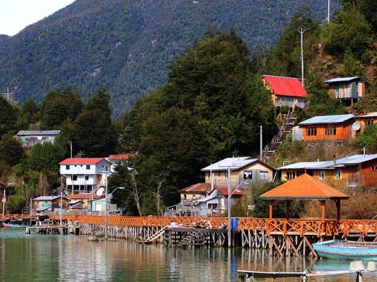 Caleta Tortel: ¿Cómo llegar a uno de los mejores pueblos turísticos del 2023?