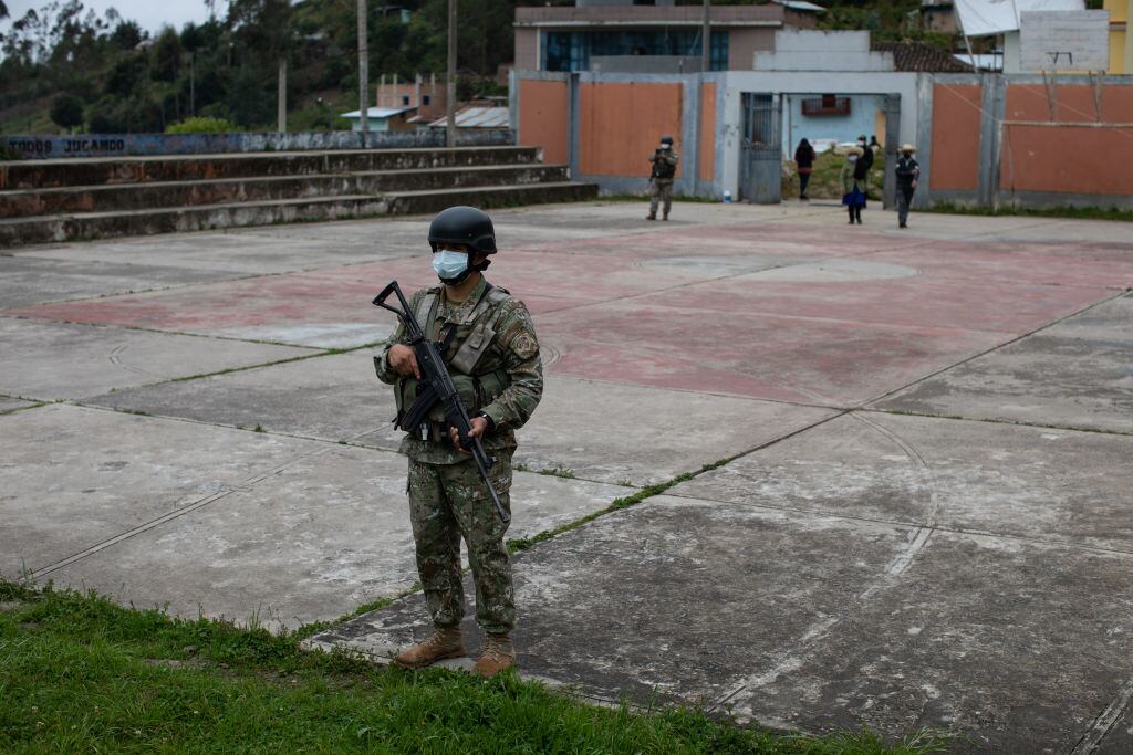 Un militar armado custodia un recinto en la ciudad de Chota en Perú