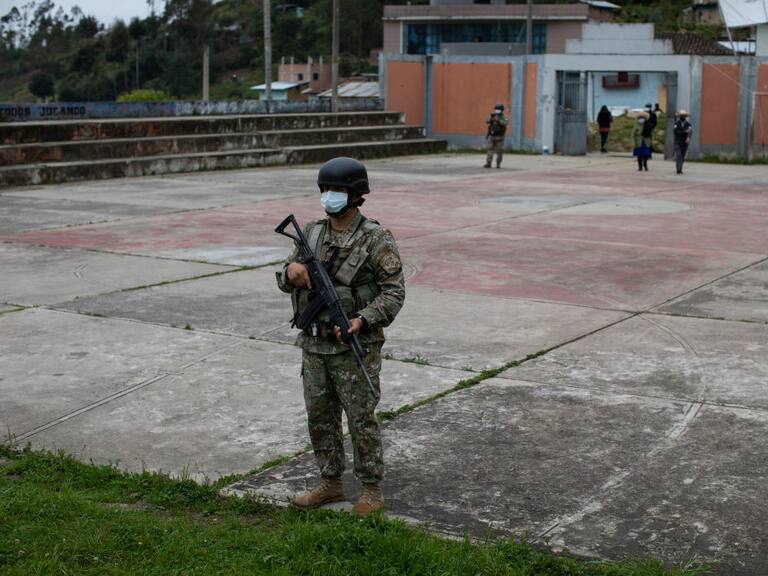 Un militar armado custodia un recinto en la ciudad de Chota en Perú