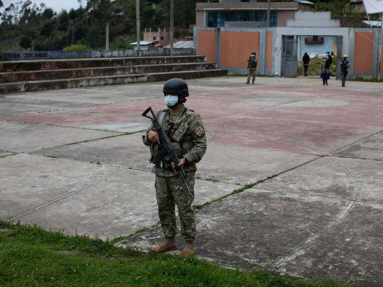Un militar armado custodia un recinto en la ciudad de Chota en Perú