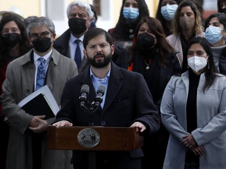 11 de Julio de 2022/SANTIAGOEl Presidente de la Repblica, Gabriel Boric Font, junto al ministro de Hacienda, Mario Marcel y la vocera de gobierno,Camila Vallejo,presentan medidas econmicas para aliviar a las familias chilenas, en el marco del Plan Chile Apoya.
FOTO: CRISTOBAL ESCOBAR/AGENCIAUNO