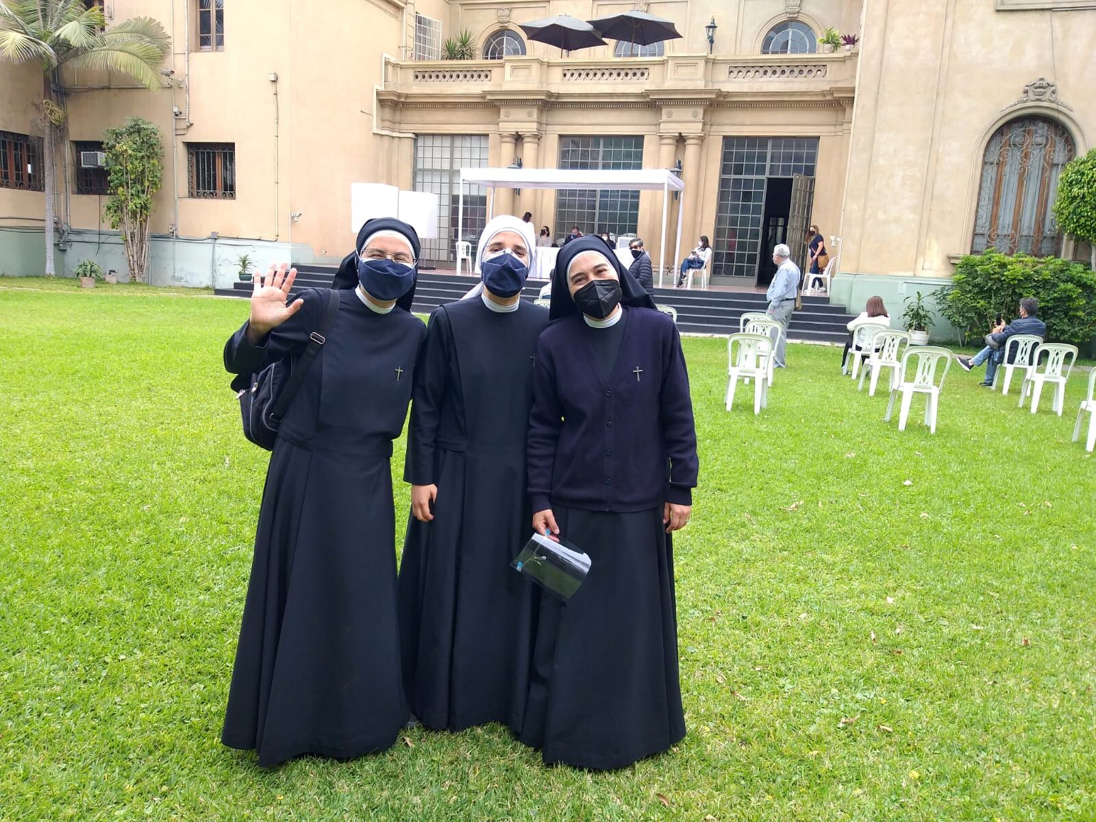 Así se viven las votaciones presidenciales en Perú: Monjas, disfraces y poleras de La Roja