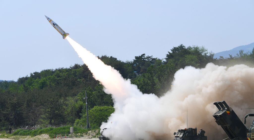 Fuerzas de Corea del Sur disparan misiles en un ejercicio militar