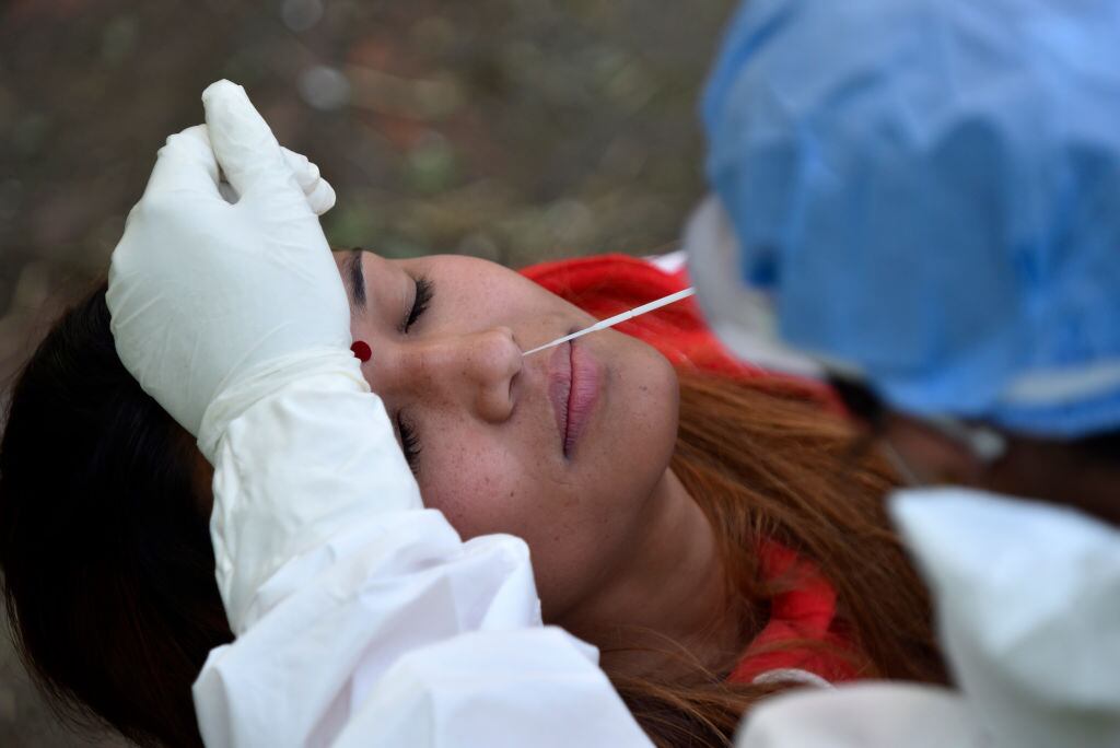Trabajadores de la salud realizan exámenes del coronavirus en Nepal