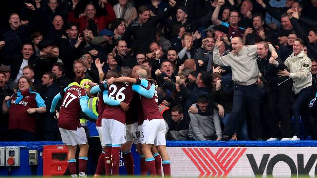 LONDON, ENGLAND - APRIL 08: West Ham fans celebrate the equalising goal from Javier Hernandez during the Premier League match between Chelsea and West Ham United at Stamford Bridge on April 8, 2018 in London, England. (Photo by Marc Atkins/Offside/Getty Images)
