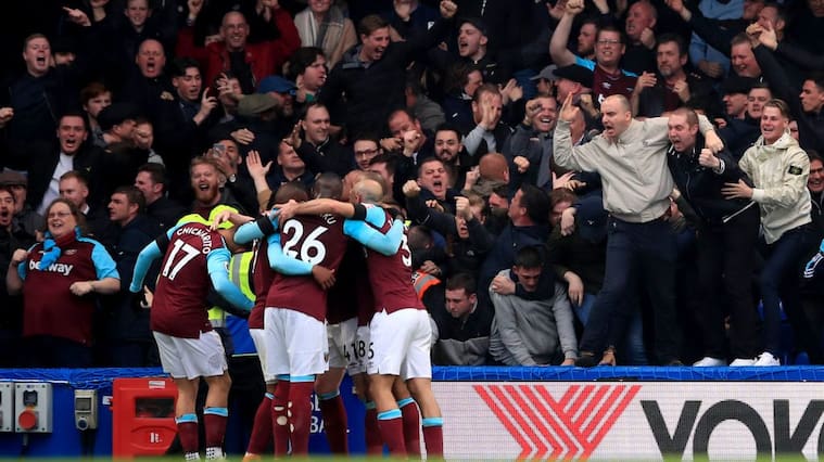 LONDON, ENGLAND - APRIL 08: West Ham fans celebrate the equalising goal from Javier Hernandez during the Premier League match between Chelsea and West Ham United at Stamford Bridge on April 8, 2018 in London, England. (Photo by Marc Atkins/Offside/Getty Images)