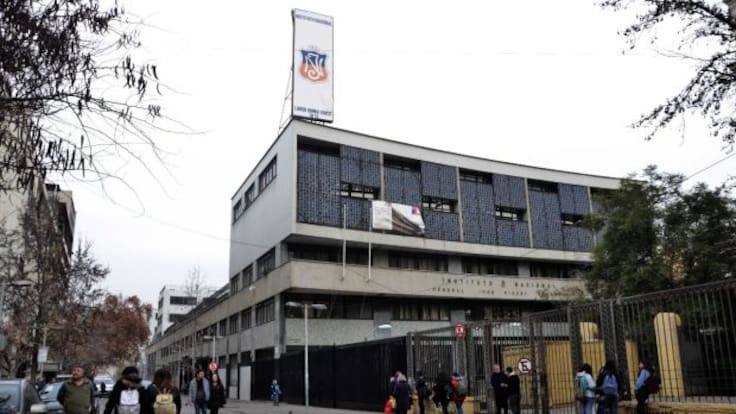 Disturbios en el Instituto Nacional terminan con tres detenidos tras lanzamiento de bombas molotov