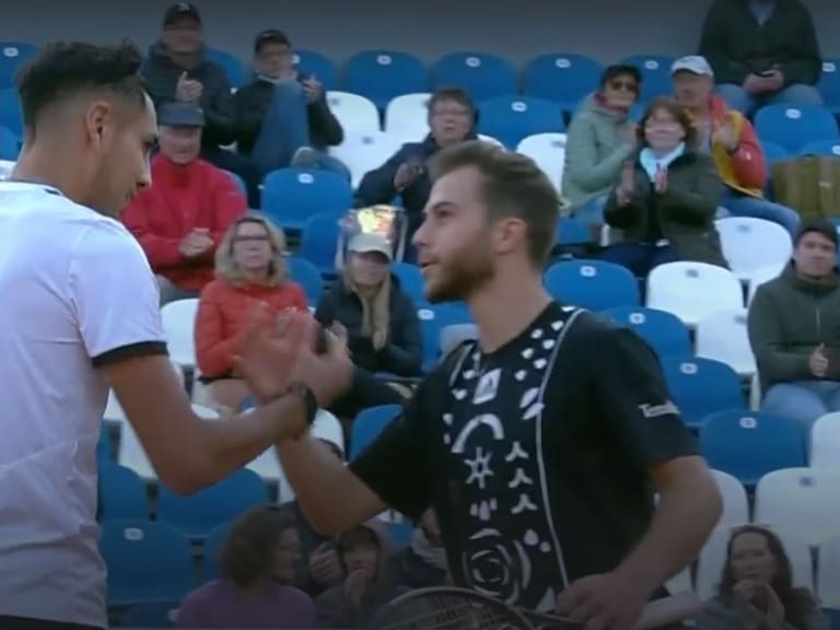 Alejandro Tabilo aprovechó el retiro de un exigente Hugo Gaston y avanzó a cuartos de final del ATP 250 de Munich