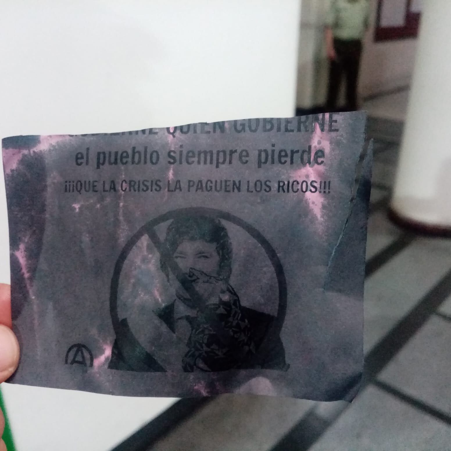 ADN.cl / Vandalizan embajada de Argentina.