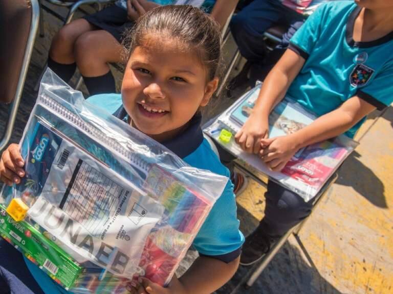 Programa Útiles Escolares: comenzó la entrega de los kits para estudiantes