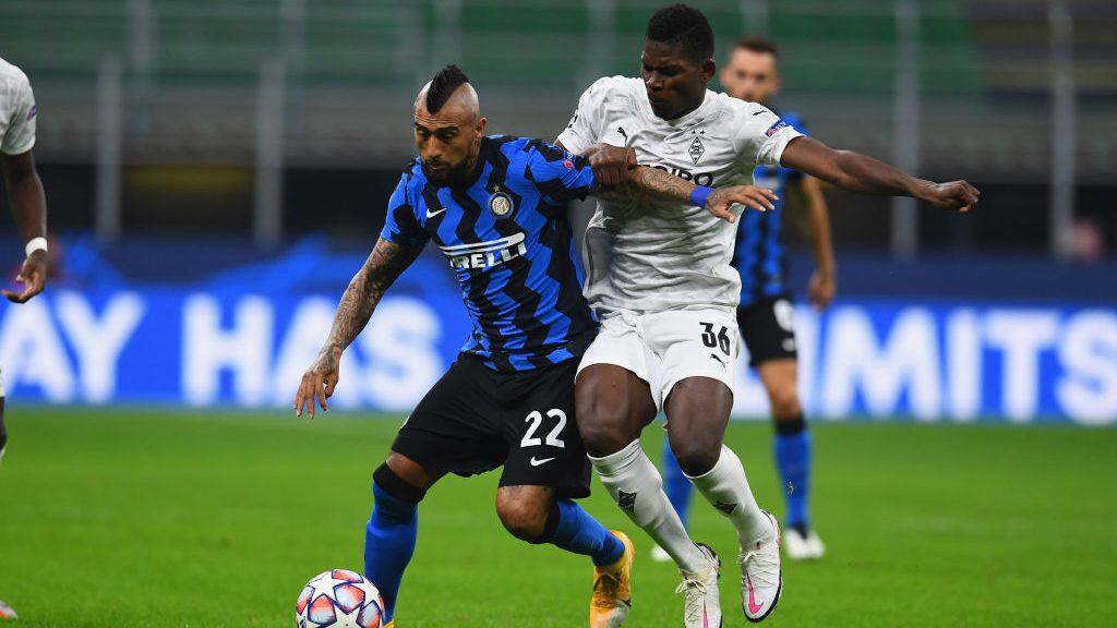 MILAN, ITALY - OCTOBER 21: Arturo Vidal of FC Internazionale competes for the ball with Breel Embolo of Borussia Moenchengladbach during the UEFA Champions League Group B stage match between FC Internazionale and Borussia Moenchengladbach at Stadio Giuseppe Meazza on October 21, 2020 in Milan, Italy. (Photo by Claudio Villa - Inter/Inter via Getty Images)