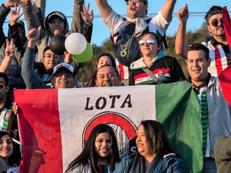 Lota Schwager recibe a Lota Schwager en un partido atrasado de la Tercera División B