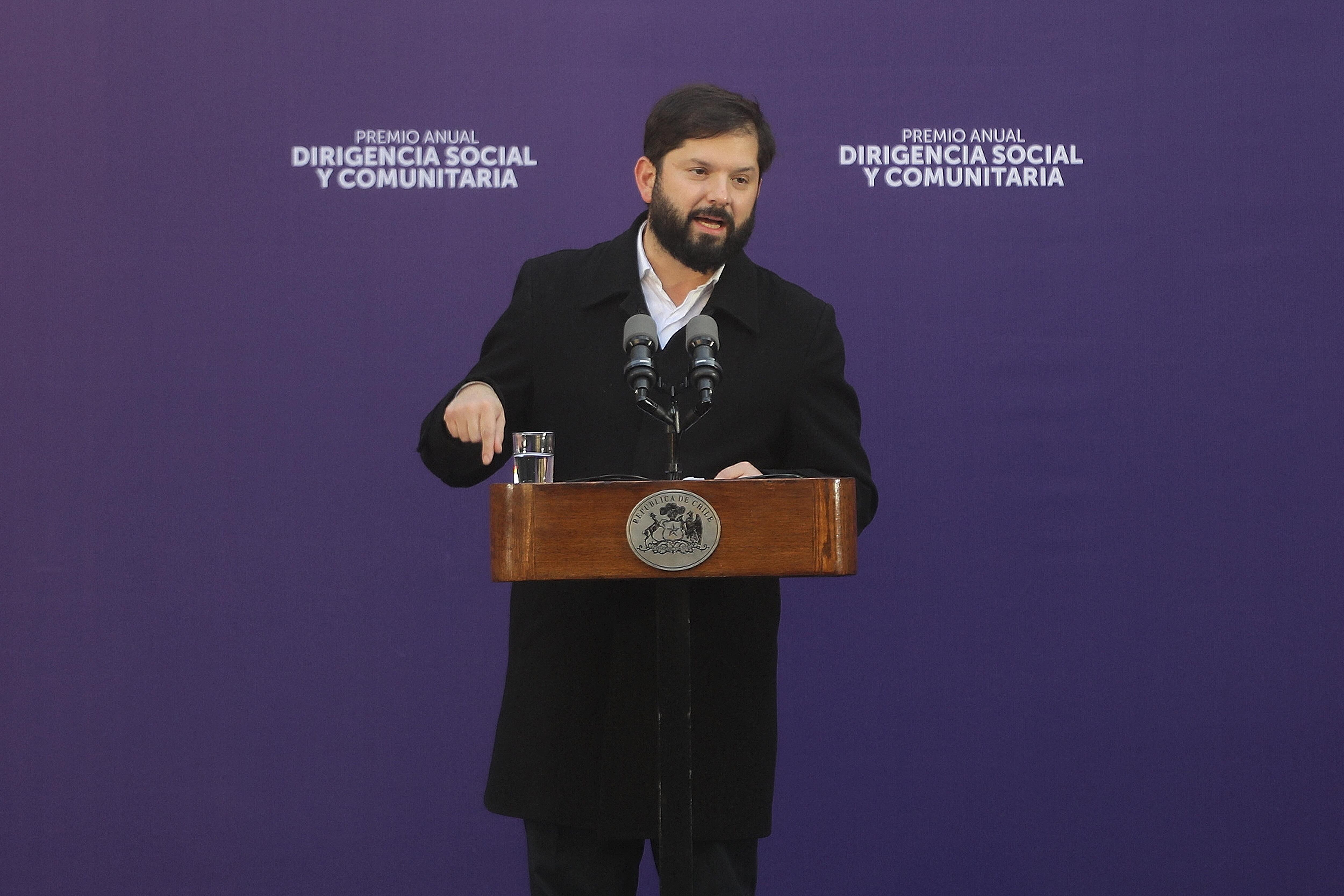 7 de agosto de 2025/SANTIAGOEl Presidente de la República, Gabriel Boric Font, encabeza la primera ceremonia de entrega del Premio Anual Dirigencia Social y Comunitaria, ceremonia que se desarrolla en el Patio de Los Cañones del Palacio de La Moneda.FOTO: SEBASTIAN BELTRAN GAETE / AGENCIAUNO