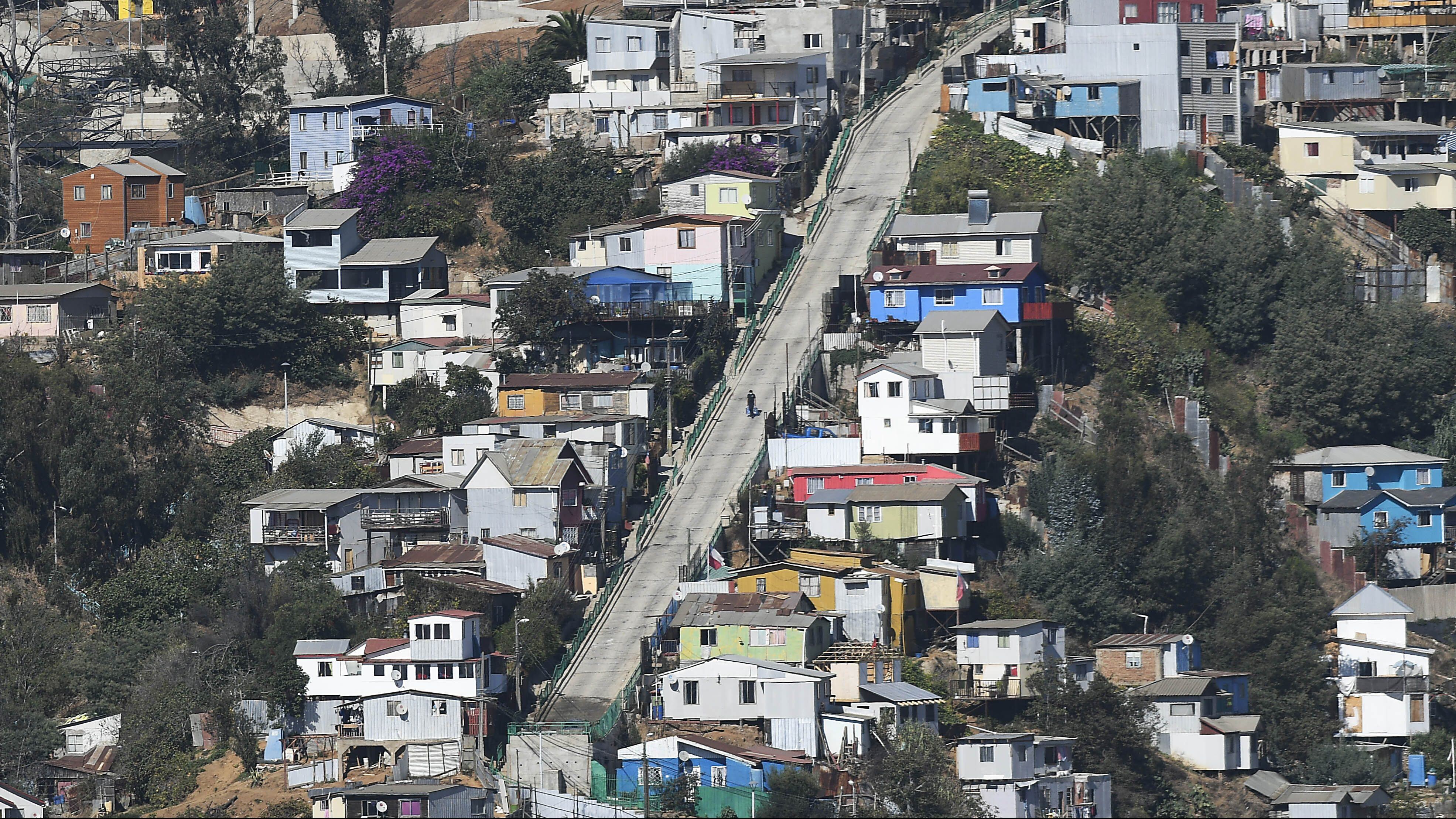 27 DE MARZO 2021 / VALPARAISOUna persona camina por la calle entre medio de casas de los cerros , durante la cuarentena total que afecta a algunas ciudades de la región de Valparaiso
FOTO : PABLO OVALLE ISASMENDI/ AGENCIA UNO