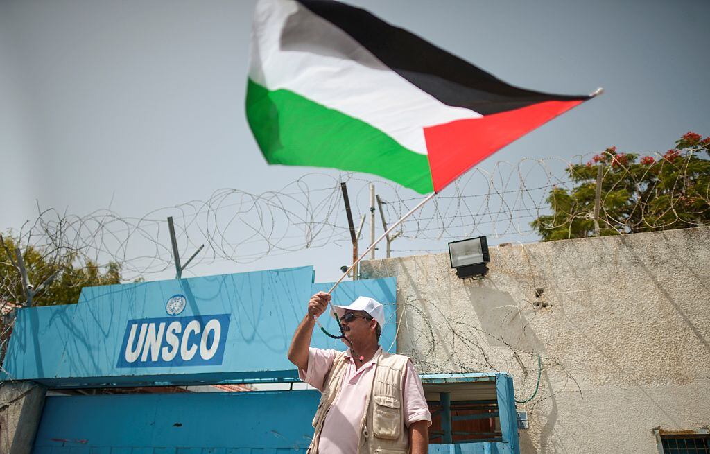 Palestino ondea la bandera al conmemorar el día de la invasión israelí