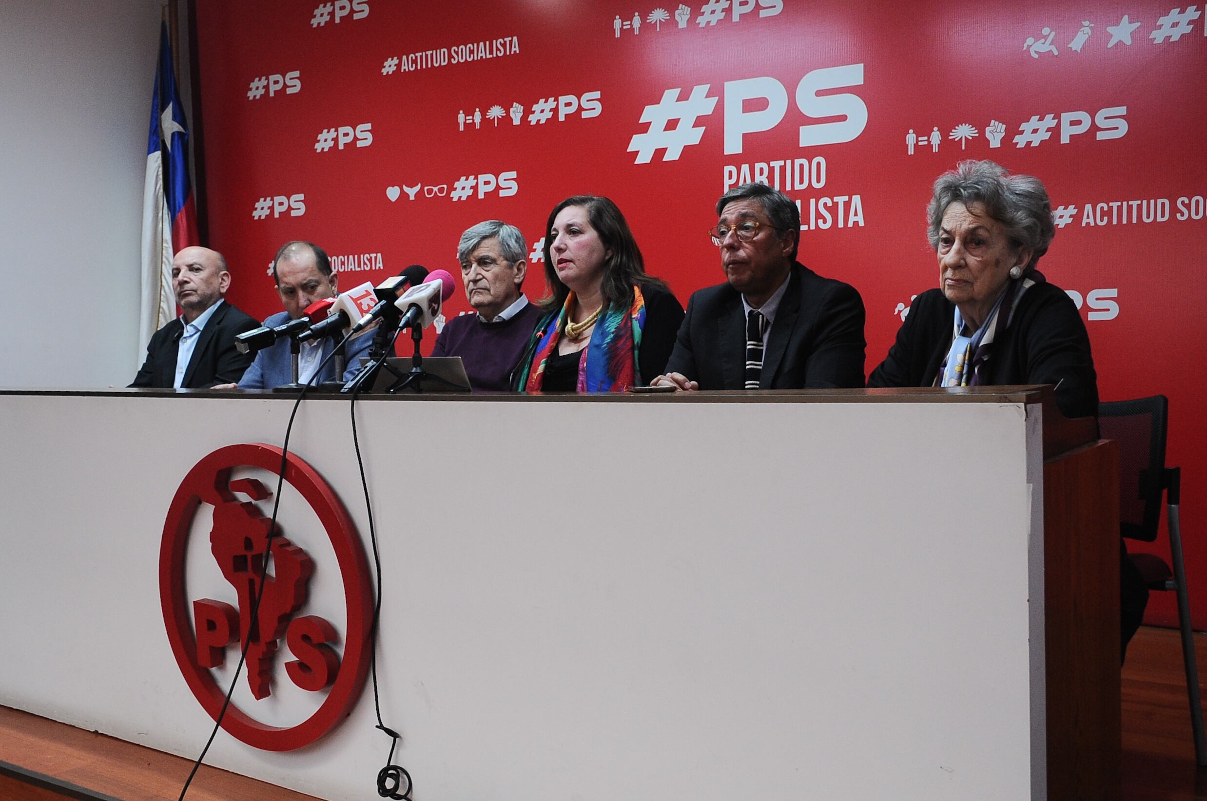 04 DE ABRIL DEL 2025 / SANTIAGOLa mesa directiva del Partido Socialista se reune tras la destitución de la senadora Isabel Allende, en el marco de su participación en la fallida compraventa de la casa del expresidente Salvador Allende, inmueble que sería adquirido por el Estado para convertirlo en museo. El Tribunal Constitucional resolvió su destitución de la Senadora por 8 votos contra 2, en un duro golpe para el partido.
FOTO: VICTOR HUENANTE / AGENCIAUNO