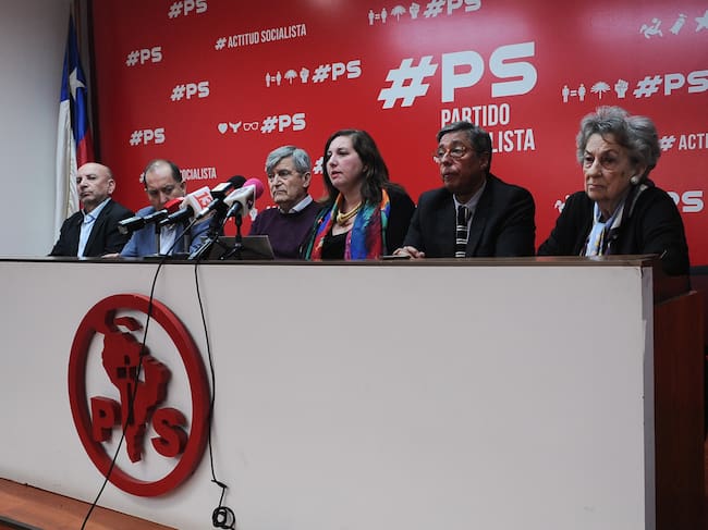 04 DE ABRIL DEL 2025 / SANTIAGO
La mesa directiva del Partido Socialista se reune tras la destitución de la senadora Isabel Allende, en el marco de su participación en la fallida compraventa de la casa del expresidente Salvador Allende, inmueble que sería adquirido por el Estado para convertirlo en museo. El Tribunal Constitucional resolvió su destitución de la Senadora por 8 votos contra 2, en un duro golpe para el partido.
FOTO: VICTOR HUENANTE / AGENCIAUNO