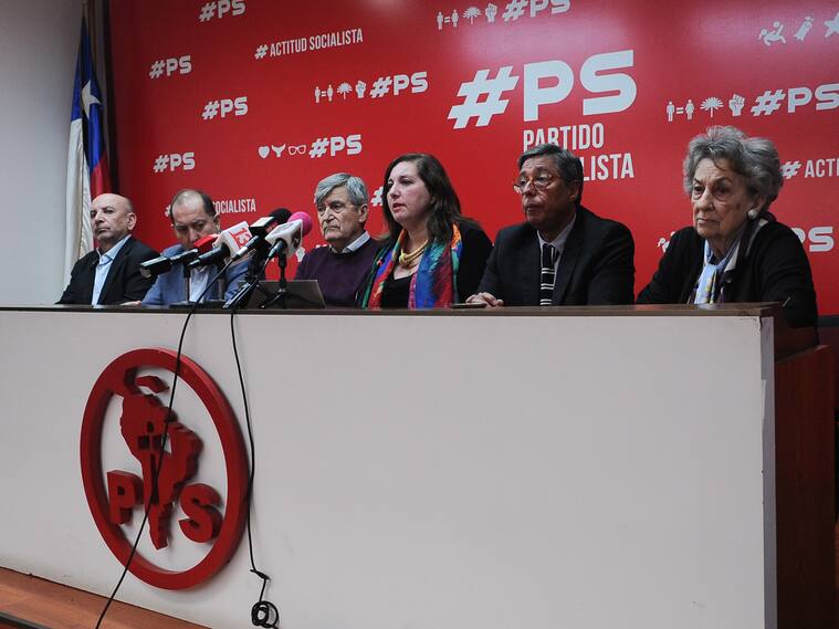 04 DE ABRIL DEL 2025 / SANTIAGO
La mesa directiva del Partido Socialista se reune tras la destitución de la senadora Isabel Allende, en el marco de su participación en la fallida compraventa de la casa del expresidente Salvador Allende, inmueble que sería adquirido por el Estado para convertirlo en museo. El Tribunal Constitucional resolvió su destitución de la Senadora por 8 votos contra 2, en un duro golpe para el partido.
FOTO: VICTOR HUENANTE / AGENCIAUNO