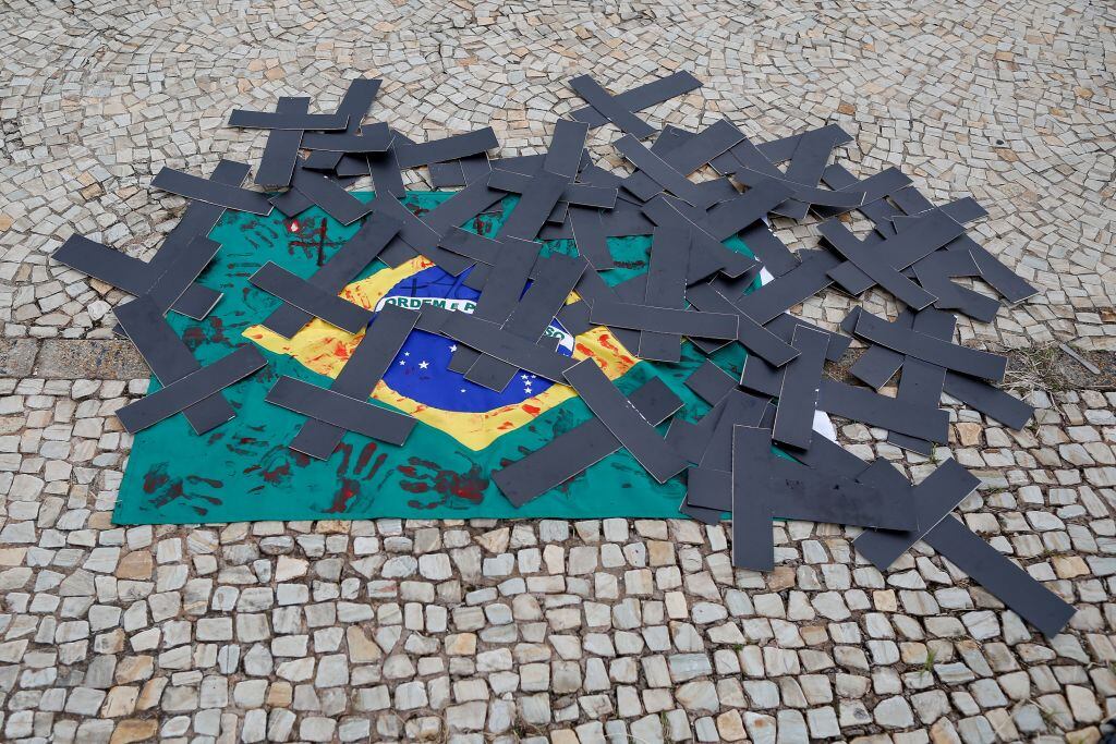 La bandera de Brasil cubierta por cruces negras en una protesta en Brasilia